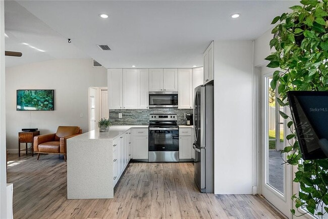 Building Photo - 6631 Bougainvilla Ave S