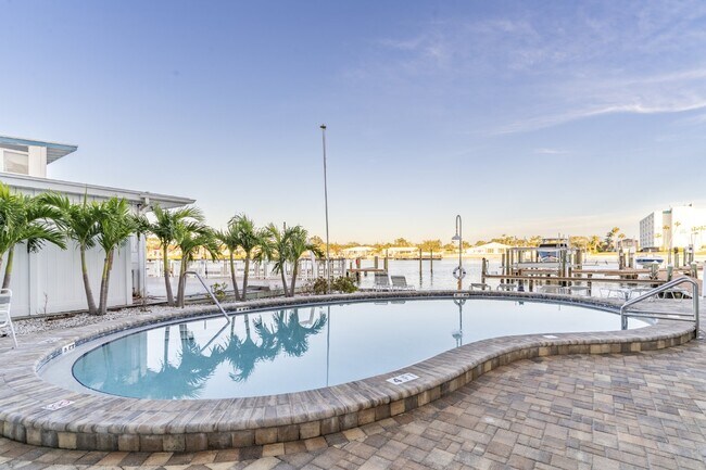 Building Photo - Gorgeous 2/2 condo at Indian Shores