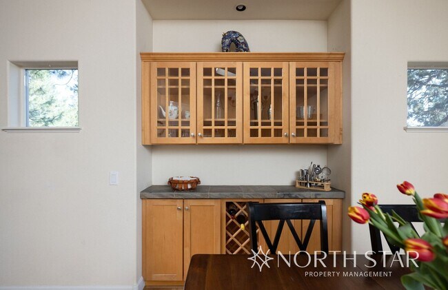 Building Photo - Spacious Bend 3 bed/2 bath Residence w/ Of...