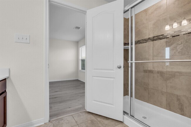 Building Photo - 6715 Hillsdale Creek Dr