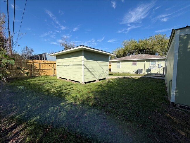 Building Photo - 5910 Woodview Dr