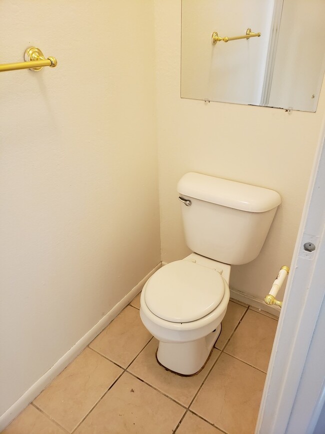 Building Photo - 3 Bed 2 Bath Townhome Close To The Strip!