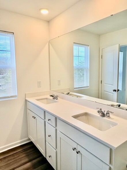 Building Photo - 463 Fran Dr