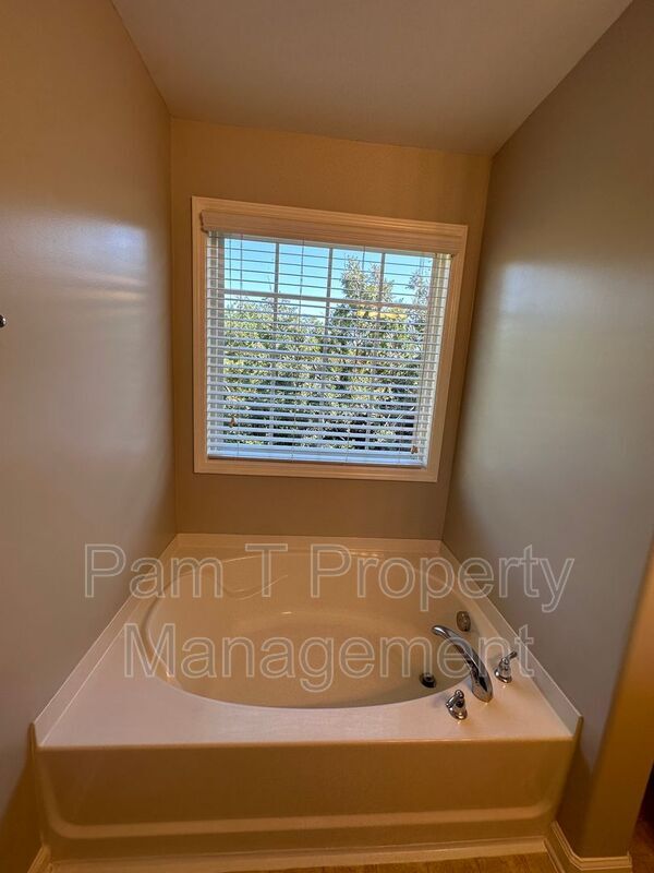 Building Photo - 106 Sonata Cir