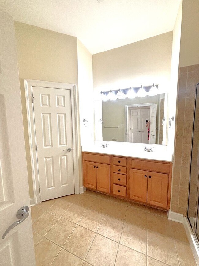 Building Photo - 2 bedroom/2 bathroom- Bennington on the Park