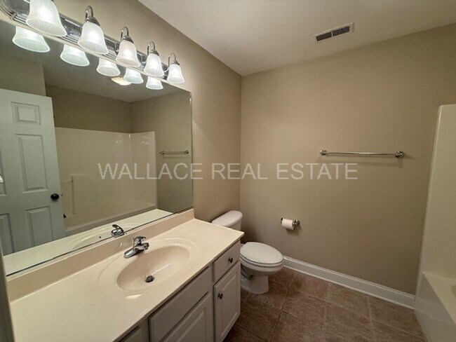 Building Photo - MAIN LEVEL LIVING IN THE HEART OF FARRAGUT...4 BEDROOM!!