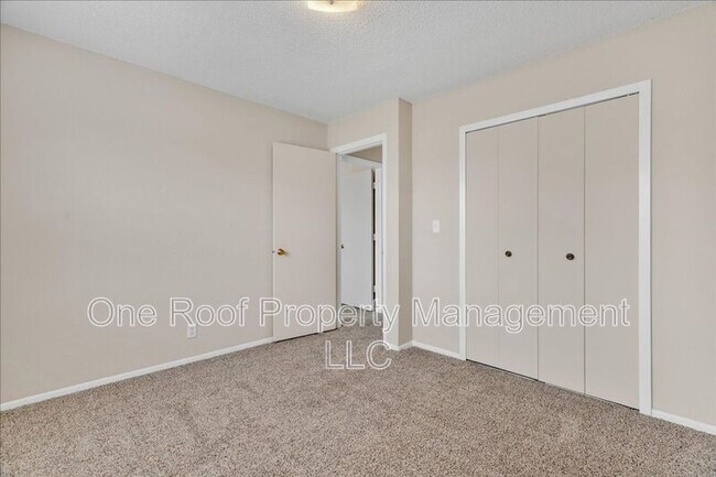 Building Photo - 701 Linwood Dr