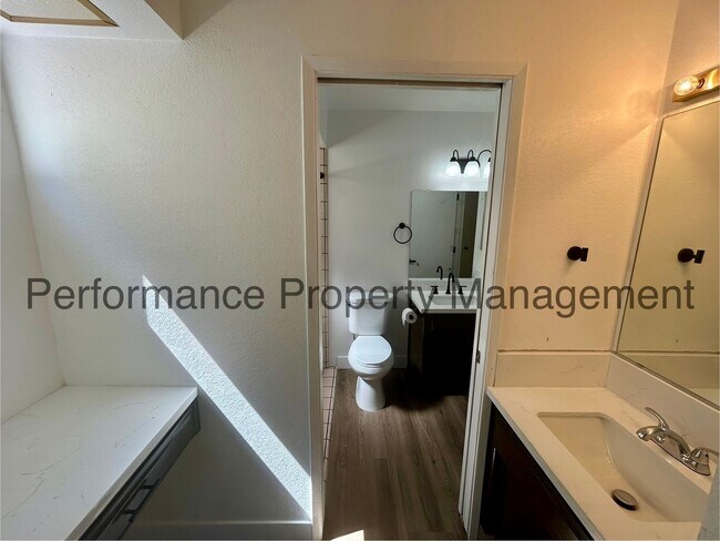 Building Photo - Stunning 3 Bed/2 Bath Split Wing Home w/ R...