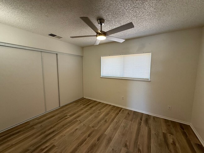 Building Photo - 3711