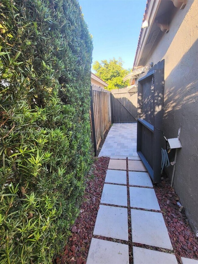 Building Photo - 9439 SW 162nd Ct