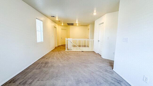 Building Photo - Spacious 3-Bed + Loft & Den | Granite Coun...
