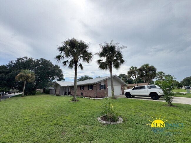 Building Photo - 1501 Royal Palm Dr