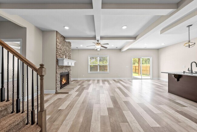 Building Photo - Pet Friendly Three Bedroom with Bonus!