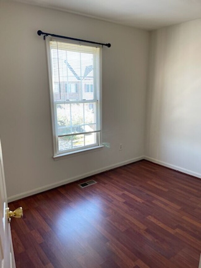 Building Photo - 5516 Sully Lake Dr