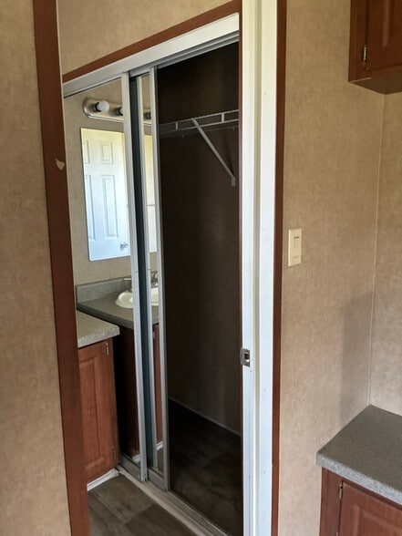 Building Photo - 841 State Hwy 75 N