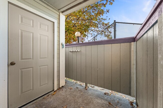 Building Photo - "Spacious 3-Bed Condo with 2 Baths in Citr...
