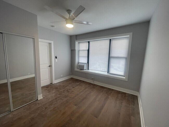 Building Photo - 4393 N Elston Ave