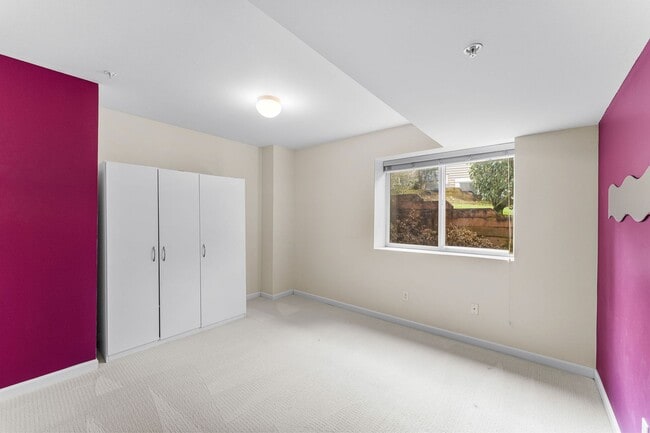 Building Photo - Spacious Townhome in Bellevue College Neig...