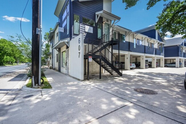 Building Photo - 607 W St Johns Ave