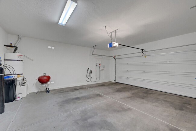 Building Photo - Stunning 4 Bedroom with Mountain Views!