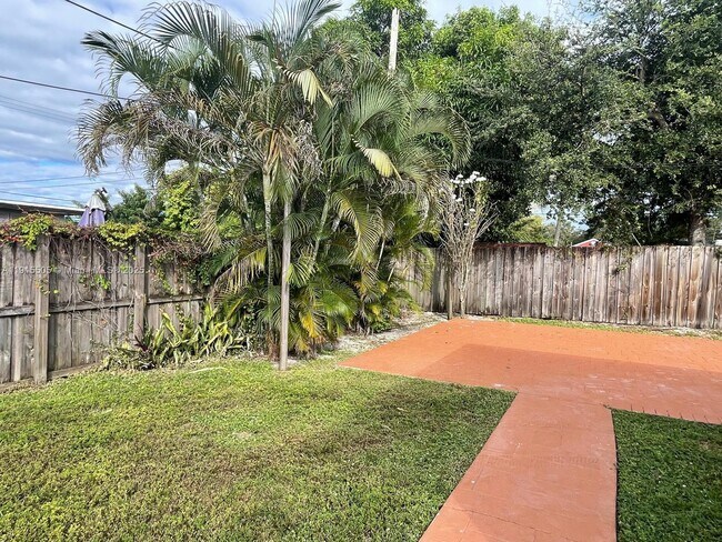 Building Photo - 5805 Moseley St