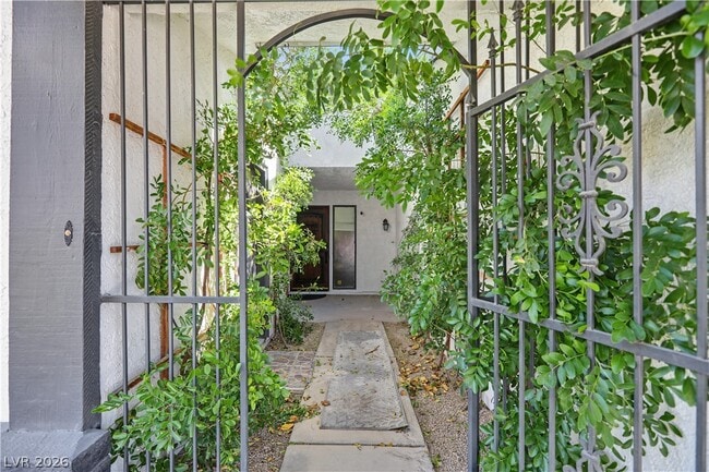 Building Photo - 4162 Ridgewood Ave