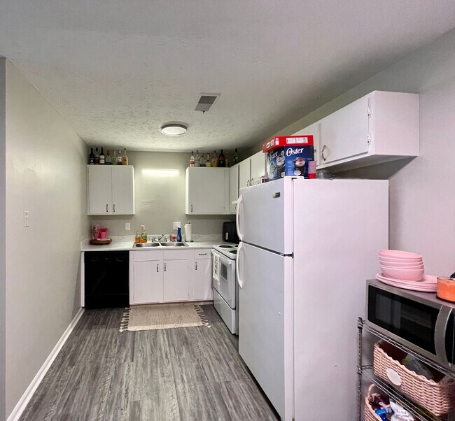 Building Photo - 2 Bedroom Condo Off Alumni!