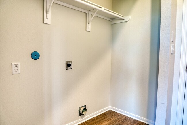 Building Photo - 410 Magnolia Ln