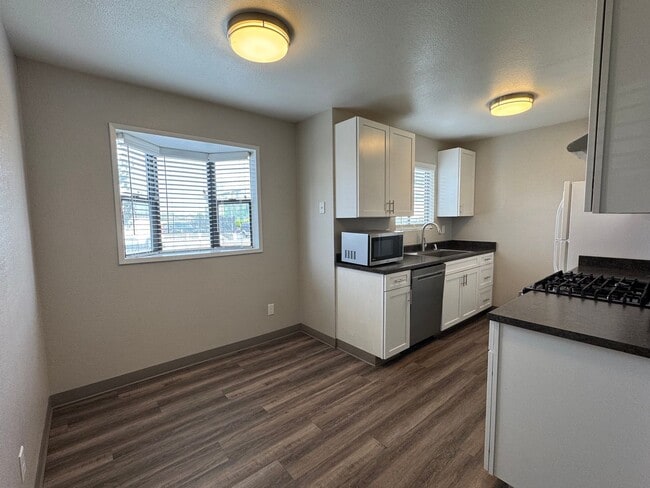 Building Photo - 606 8th St