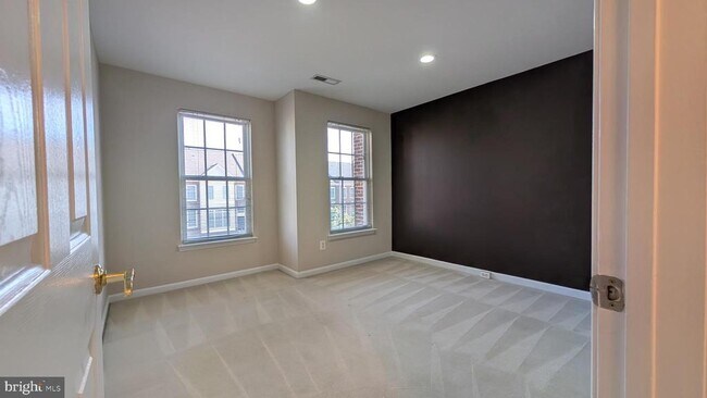 Building Photo - 42681 Rolling Rock Square