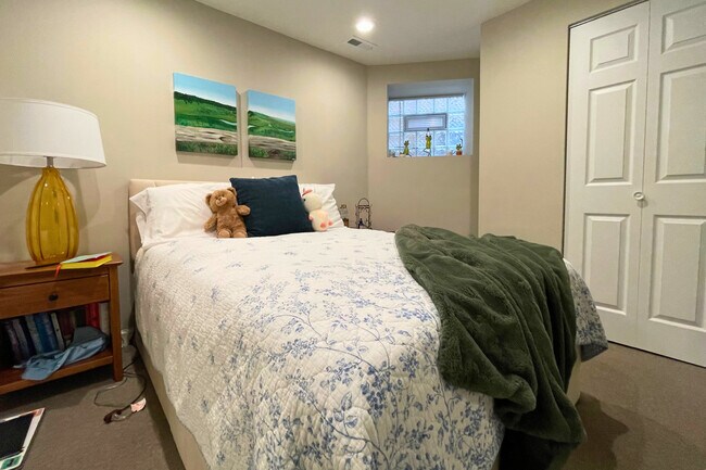 Building Photo - 3727 N Lakewood Ave