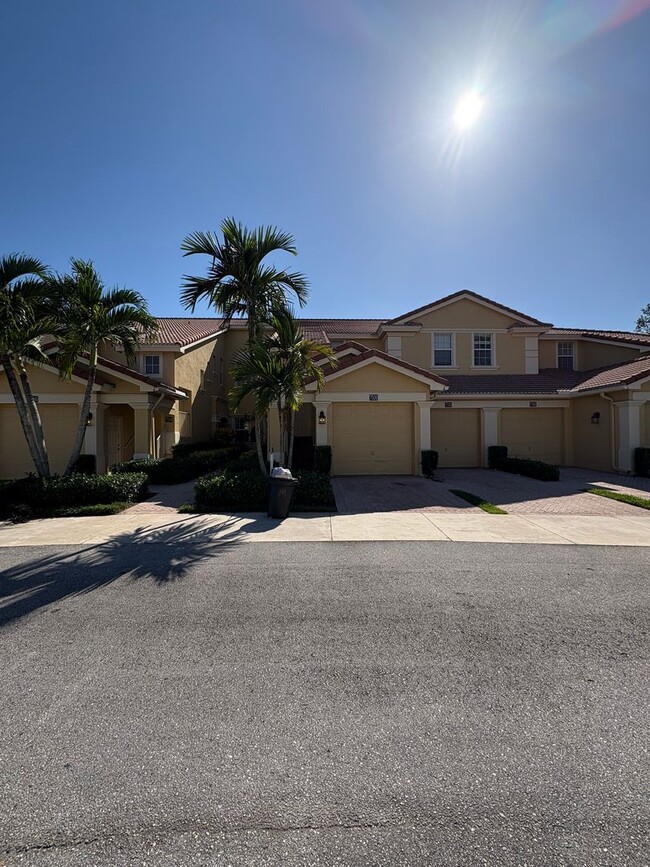 Building Photo - 3/2/1 Townhome in River Glen!  More Pics C...
