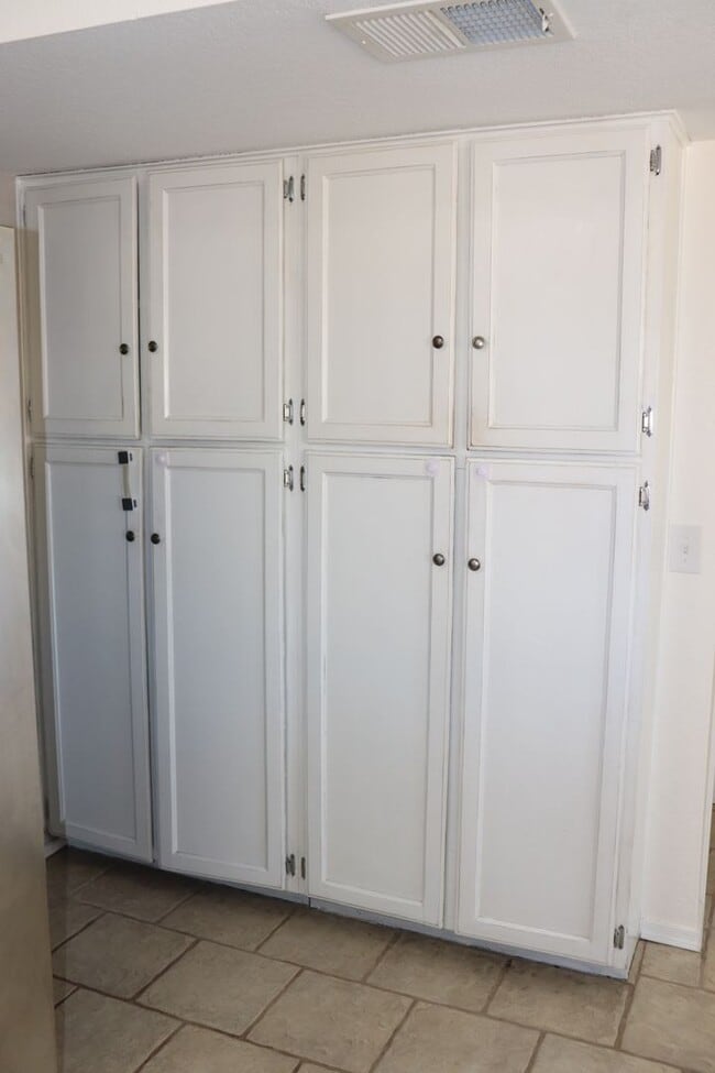 Building Photo - 5 Bedroom, 2 Bathroom