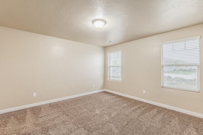 Building Photo - Comfort Meets Convenience in This Herriman...