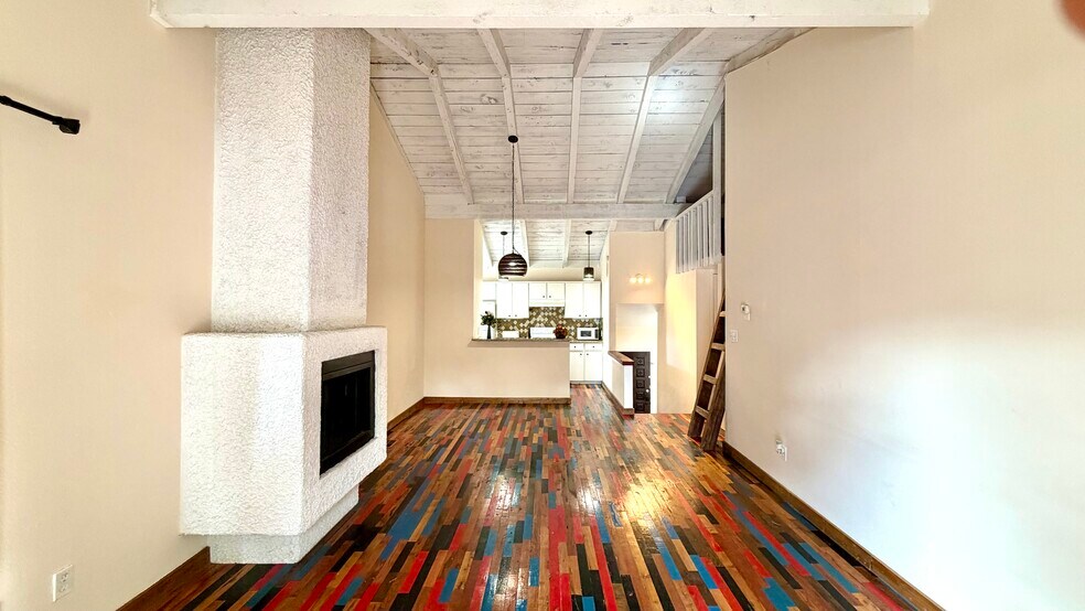 Living Room - 207 Hi Cir N