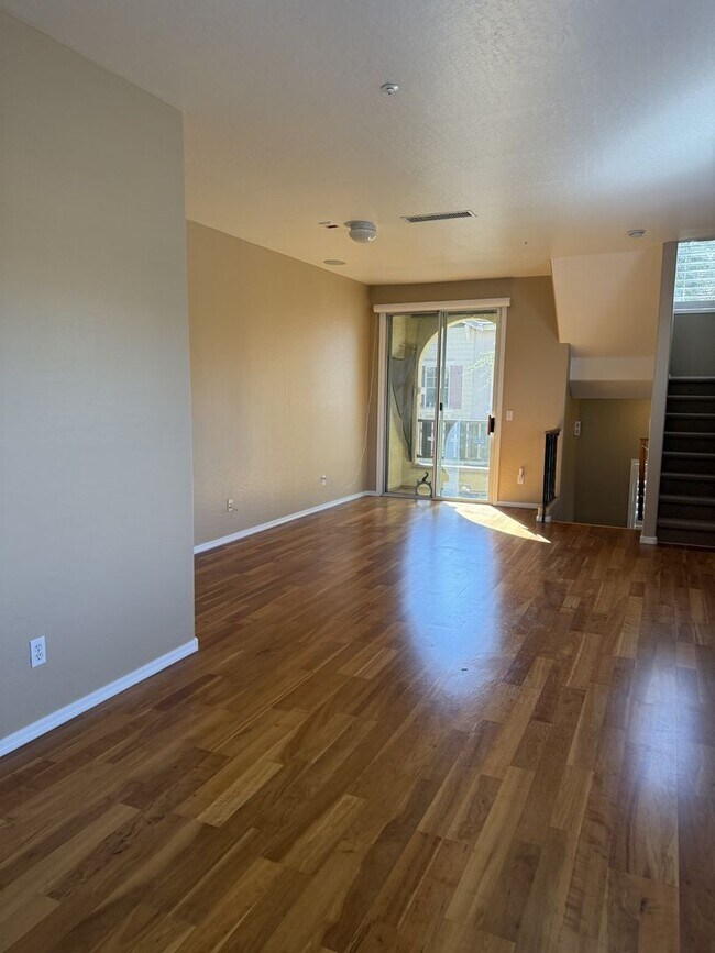 Building Photo - Tri-level townhouse at Gilbert & Guadalupe!