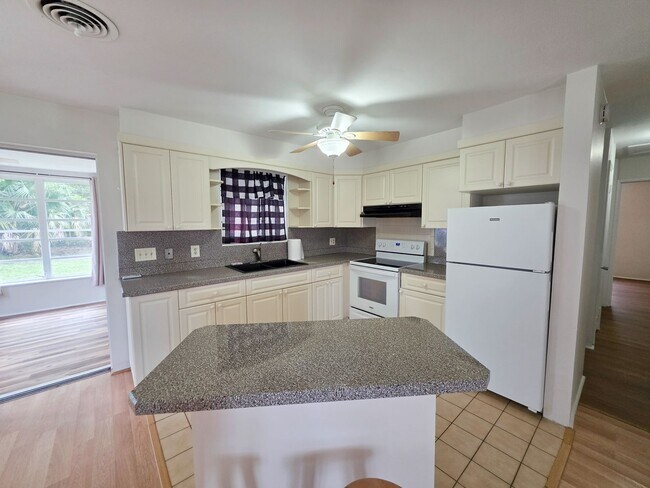 Building Photo - 3/2 with Florida room and Carport