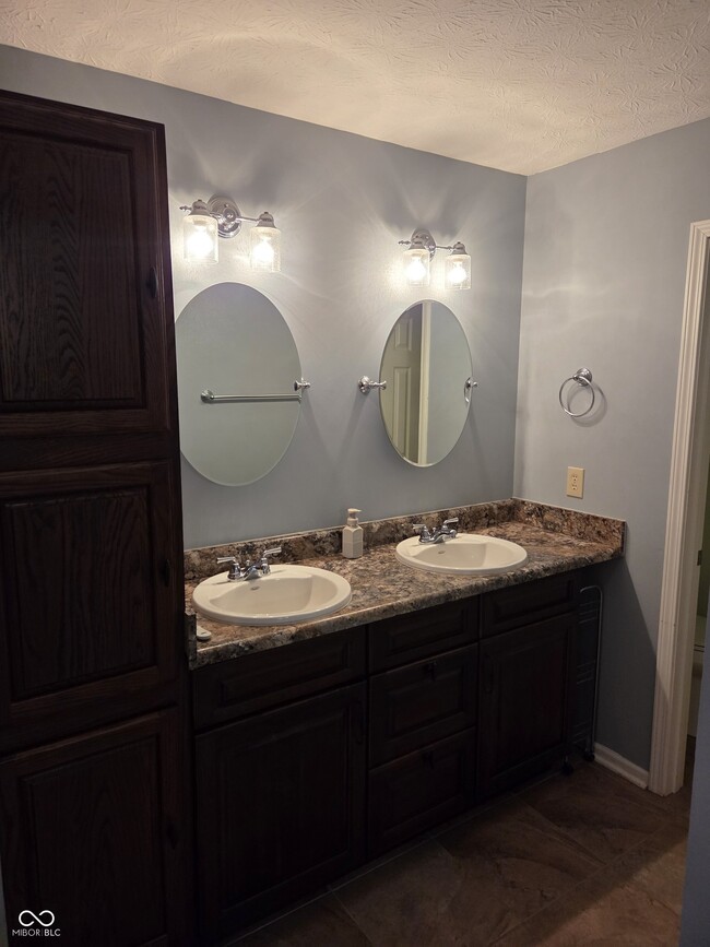 Building Photo - 1012 Grovewood Dr