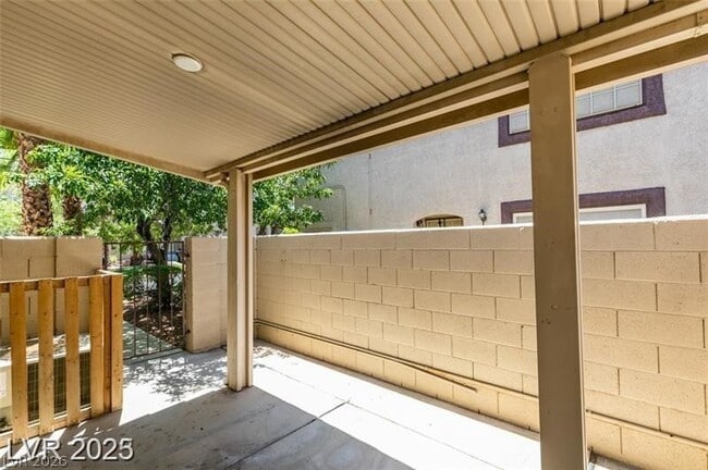 Building Photo - 2602 Country Maple Ave