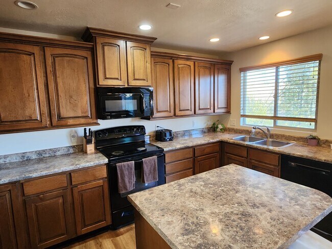 Building Photo - Great 5 Bed 2.5 Bath Home Newly Remodeled