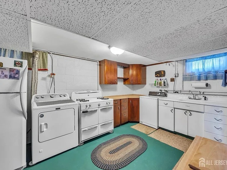 Building Photo - 143 Safran Ave