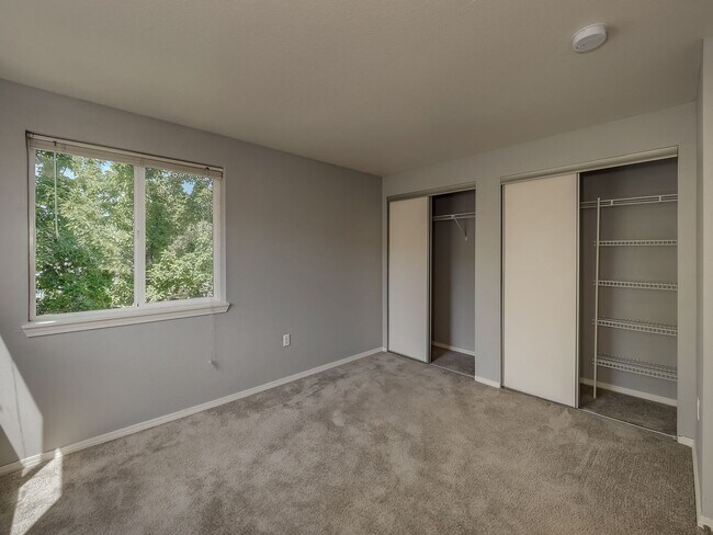 Building Photo - Spacious 3 Bedroom, 2 Bath Apartment with Washer & Dryer, Private Patio & Garage Options!