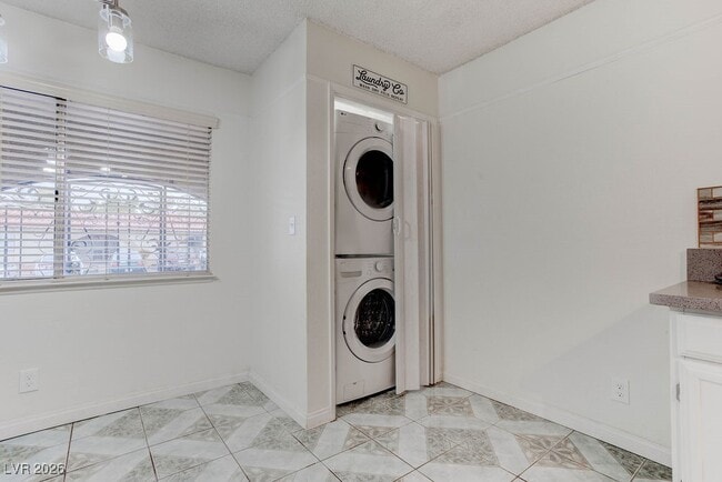 Building Photo - 808 Hedge Way