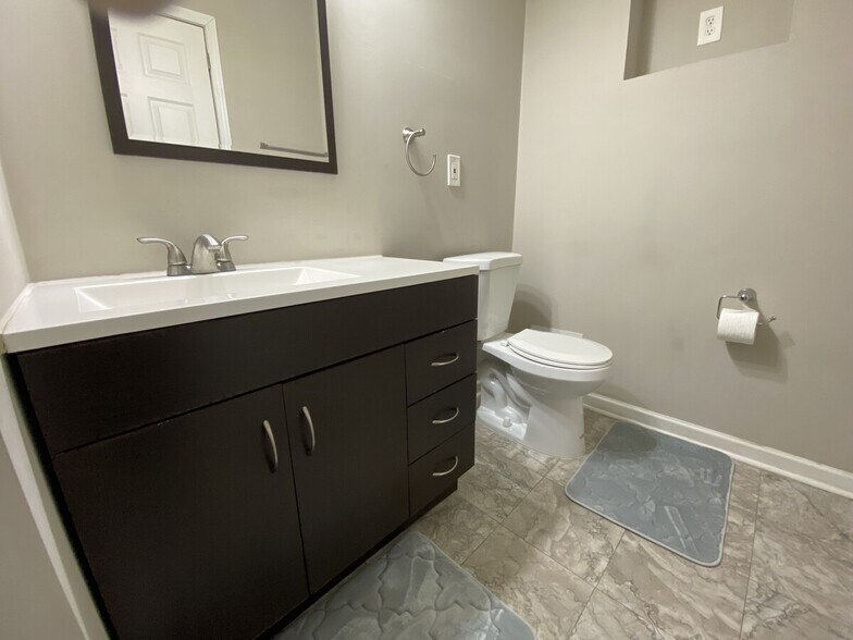 Master Bathroom - 1524 Woodland Cir SE