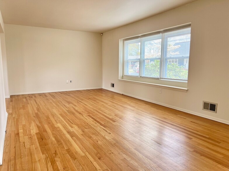 Building Photo - 944 Longboat Ave