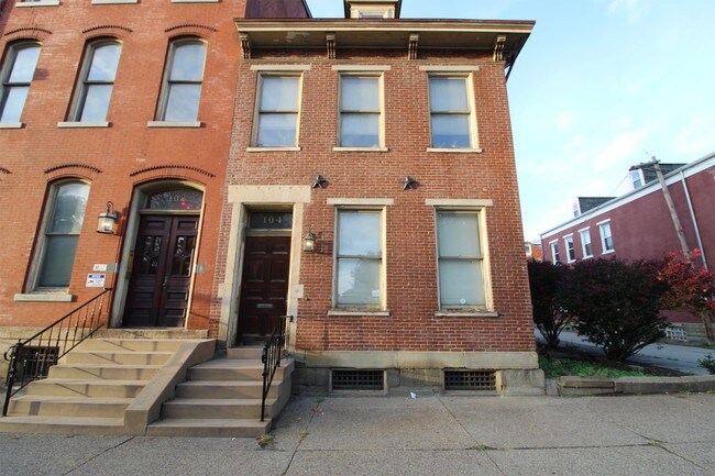 Building Photo - 104 E North Ave