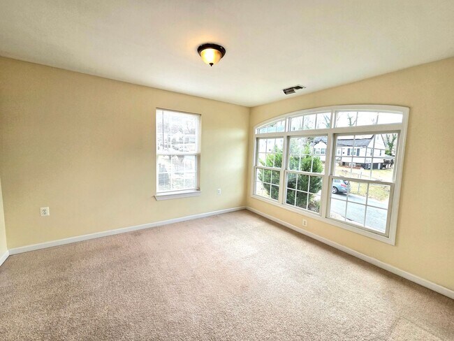Building Photo - Lovely 3 BR/2.5 BA Single-Family Home in O...