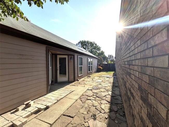Building Photo - 323 Teakwood Ln