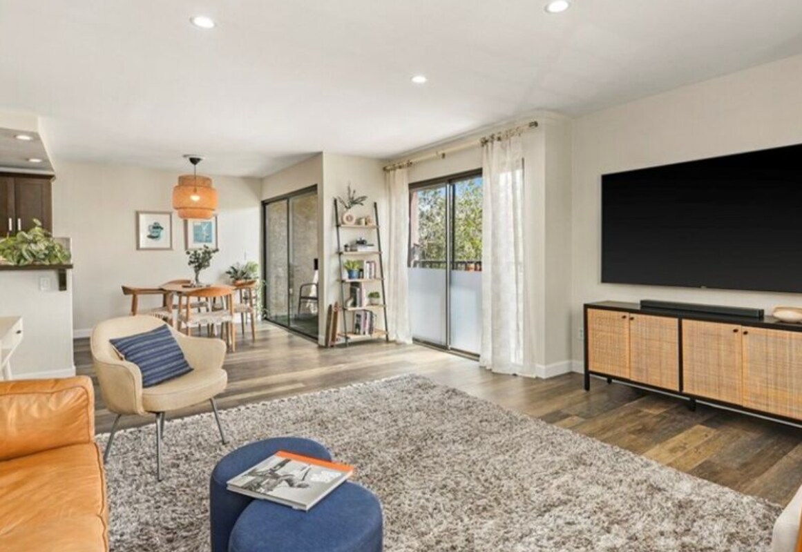 Building Photo - 2135 E 4th St