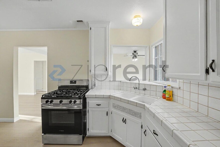 Building Photo - Unit